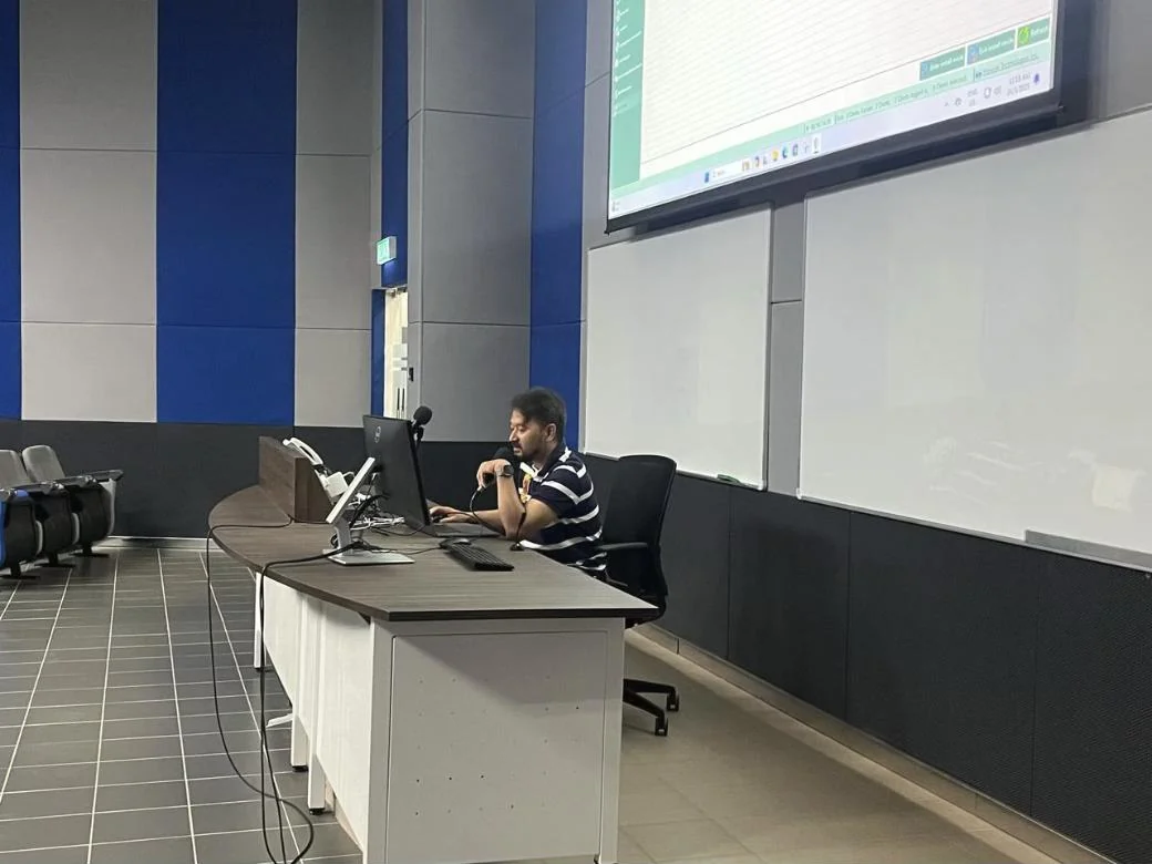 Muntada trainer delivering an AI-powered training session